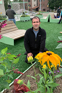 SFI-elever planterar blommor i Regnbågsparken i Fittja